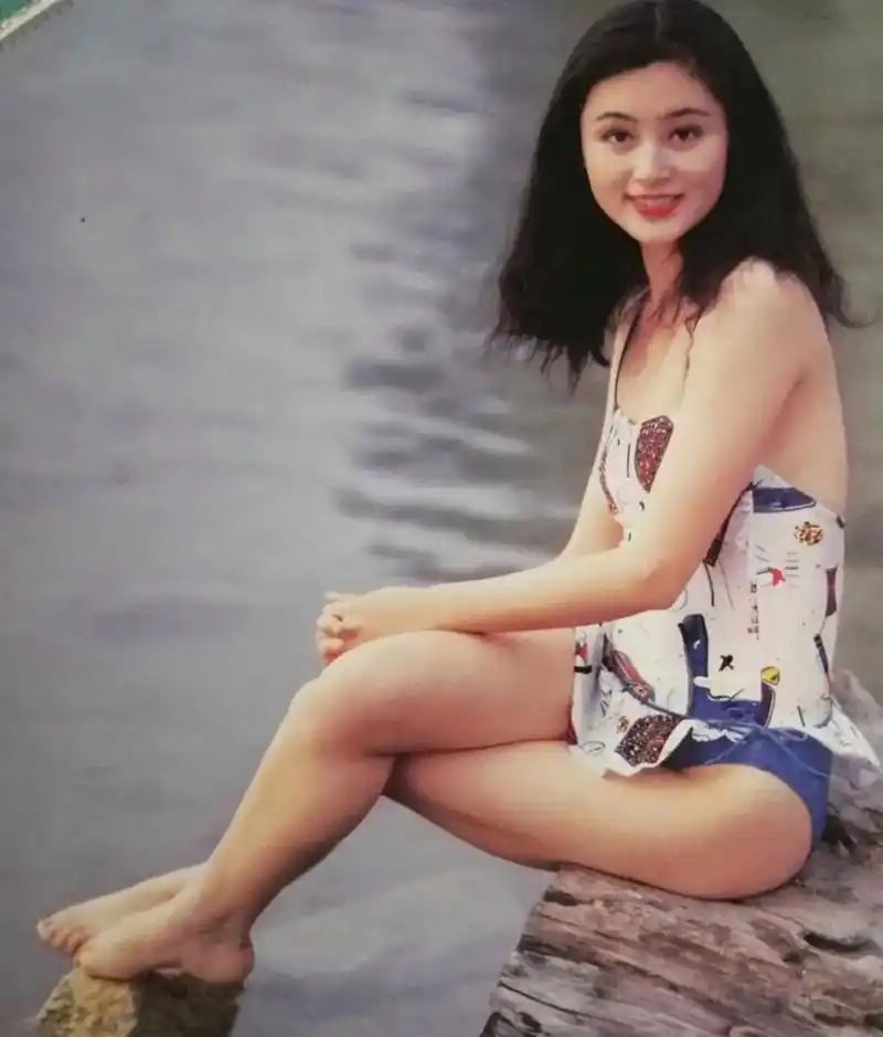 老照片(5715):陈红年轻时确实妩媚多姿. - 抖音