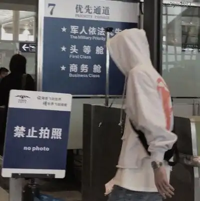 王一博机场照‖头像