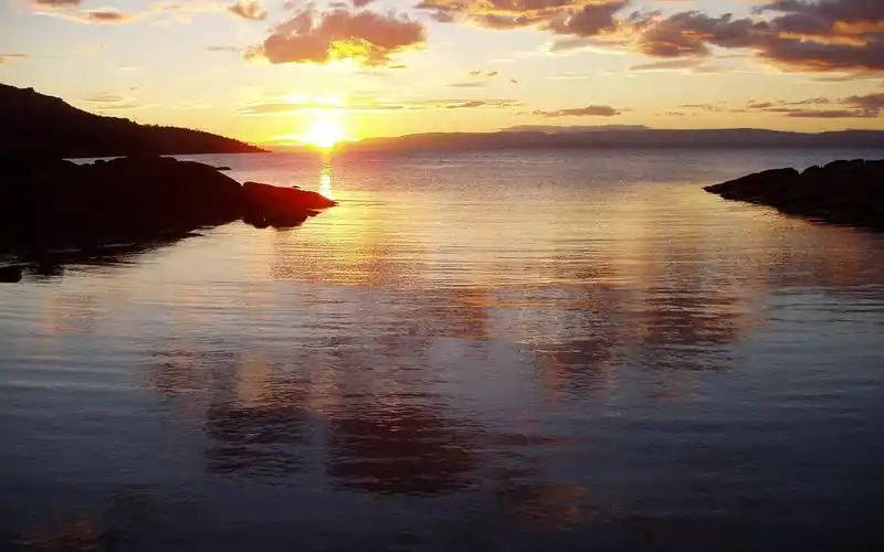 夕阳黄昏湖畔美景桌面壁纸图片下载