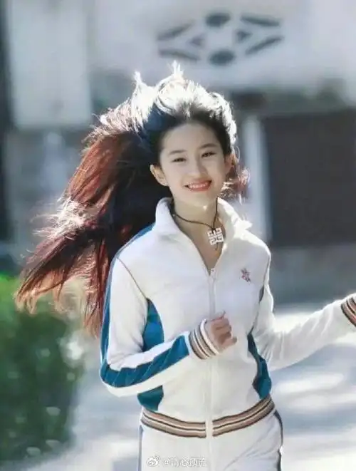 刘亦菲17岁的作品vs37岁的作品,《玫瑰故事》从17 岁到 40 岁,刘亦菲