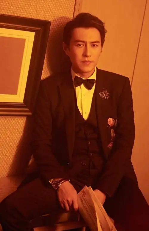 靳东黑色西装魅力型男活动照图片46