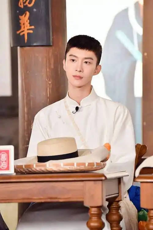 范丞丞青春环游记3花絮释出穿中山装化身温州商人有模有样