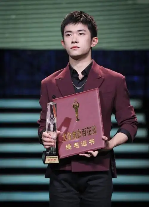 易烊千玺台上领奖,但我却被身后礼仪小姐吸引,还以为看到了吉娜