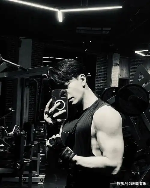 饱满结实的手臂,隐约可见的人鱼线以及可以想象到的腹肌,都令人感叹