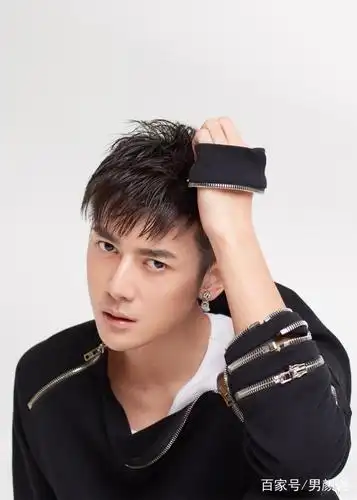 清秀俊朗还大长腿,这位85后帅哥演员,简直就是童话里王子的样子