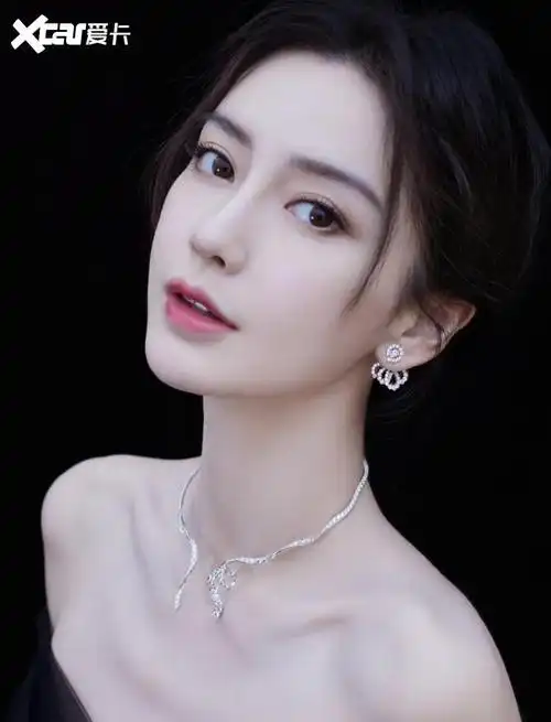 杨颖的颜值依旧是很能打的,稀奇是照片放大十倍后,能够看到,这时杨颖