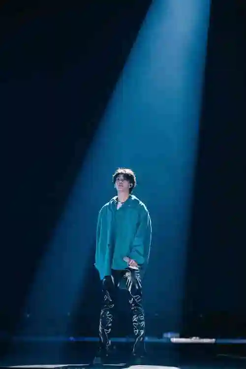 作为首张个人ep,王赫野没有选择相对保守的题材和音