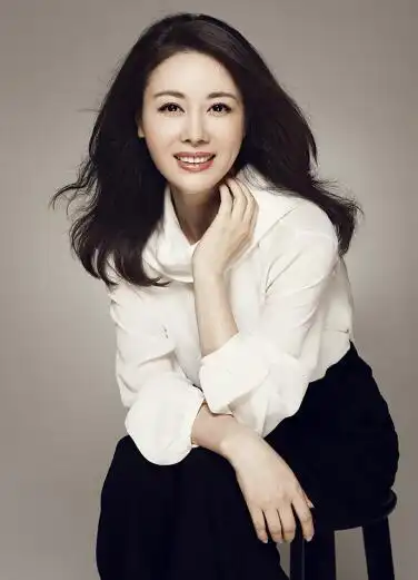 邓英,出生于浙江省衢州市,毕业于中央民族大学艺术系,中国内地女演员.