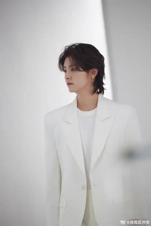 真是帅气满分,快来一起感受这份迷人的魅力吧!#鹿晗纯白西装大片