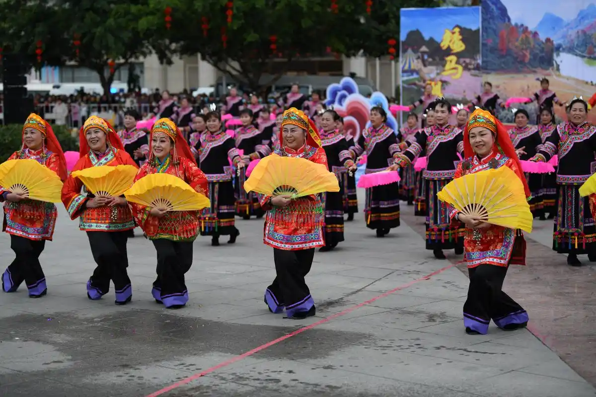 壮家儿女展民俗遗风,欢度广西德保红枫文化旅游观赏月