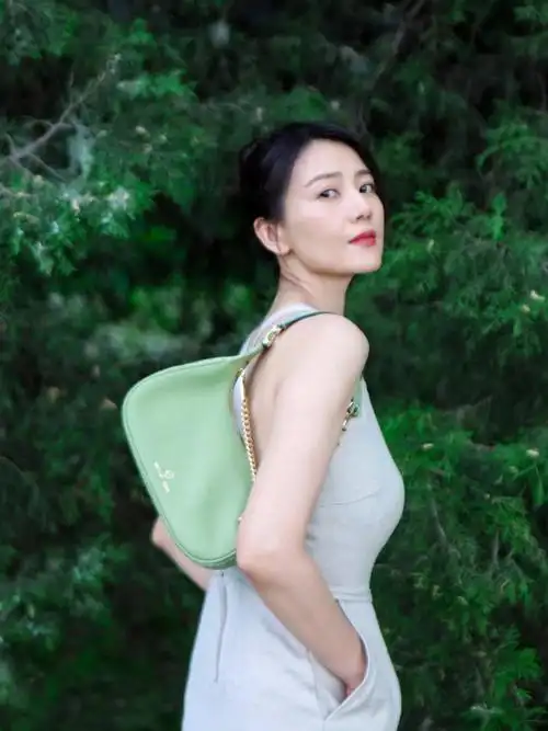 高圆圆森系夏日随拍慵懒丸子头女神感十足