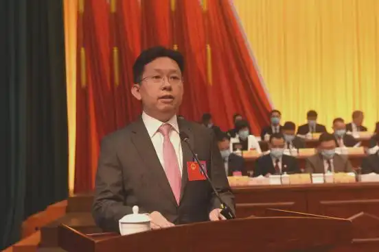 惠东县委副书记,代理县长陈广文作政府工作报告.