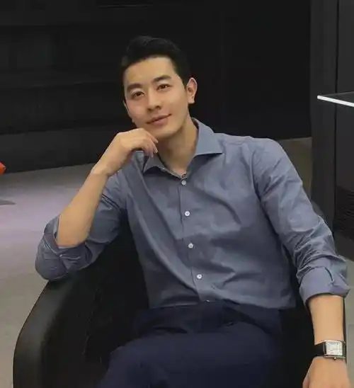 40岁的中年帅气大叔单月涨粉百万,打破大家对中年油腻的固有印象_男人