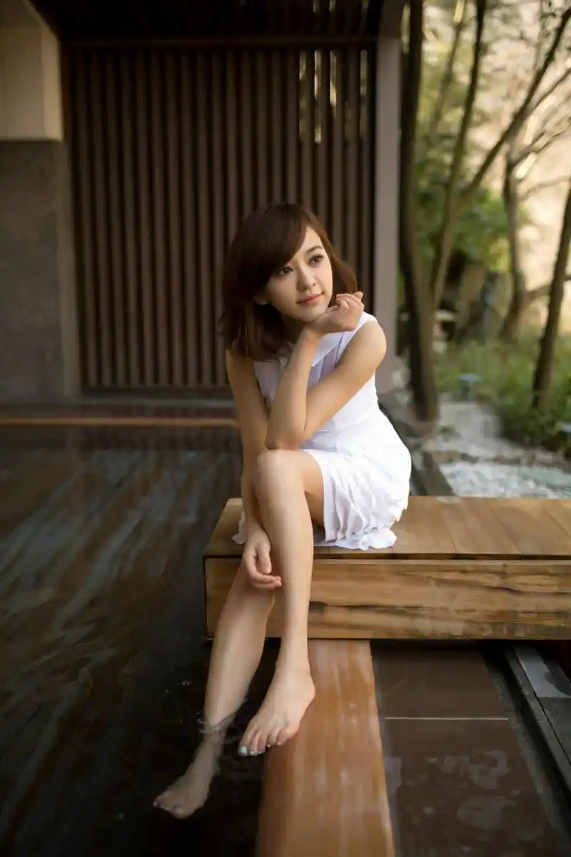 甜心女神陈意涵又晒倒立照片,秀出腹肌好身材,笑容满满元气十足.