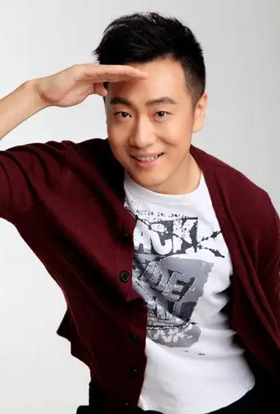 演员秦汉擂写真