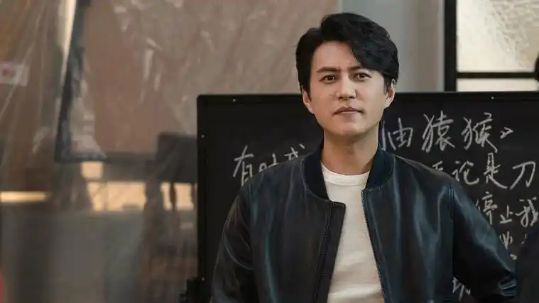 唐尘(靳东 饰)本剧讲述了唐尘(靳东 饰)在事业蒸蒸日上的时候,遭遇