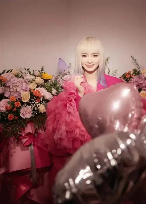 戚薇庆38岁生日连发25条美图展现魅力穿芭比粉长裙满满少女感