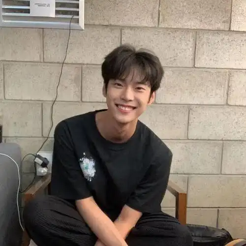 想求哈哈大笑的男生头像,笑得浮夸笑得开心笑得眼睛眯成一条缝贼有