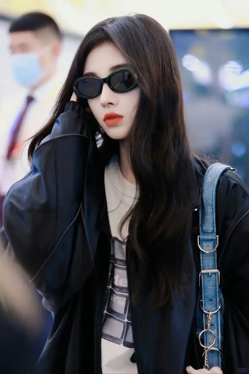 鞠婧祎霸气现身机场 宽大光泽外套玩转潮流穿搭  鞠婧祎在机场的造型