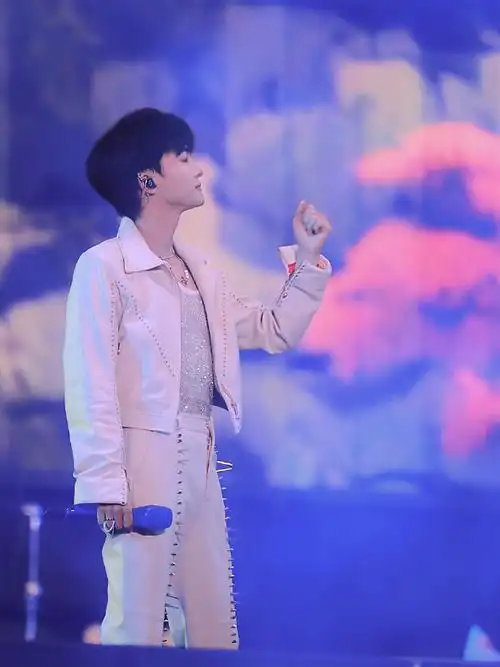 周深超话82#周深霓虹甜心直拍#【周深丨广州草莓音乐节丨 图】娓娓