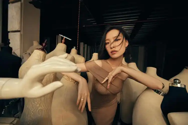 倪妮慵懒随性魅力绽放锁死超a凌乱美