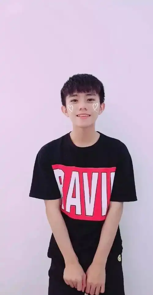 在天天向上唱《下一个天亮》的天籁小神童徐杰,如今19岁清秀如初