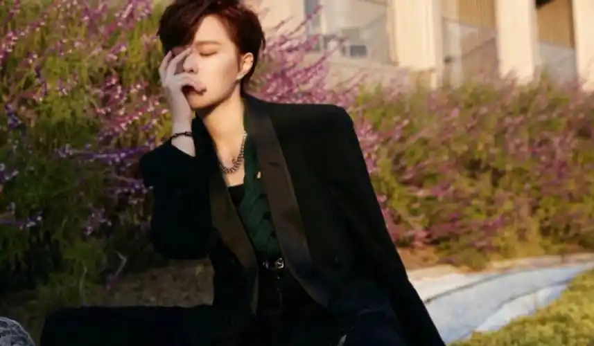 emphasis艾斐诗mmxxi 「越」系列代言人sunnee杨芸晴#佩戴mmxxi 「越