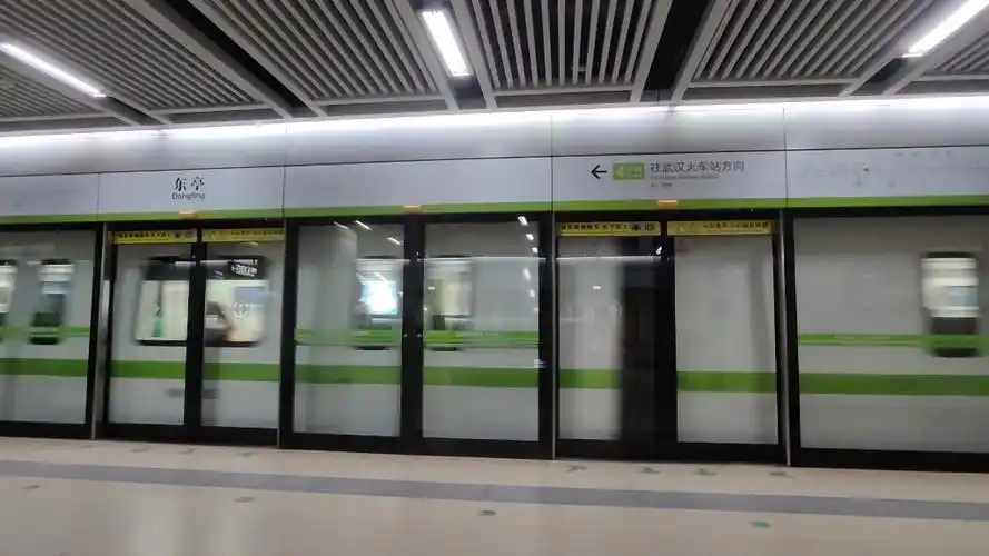 武汉地铁4号线d65列车(往武汉火车站)东亭进站