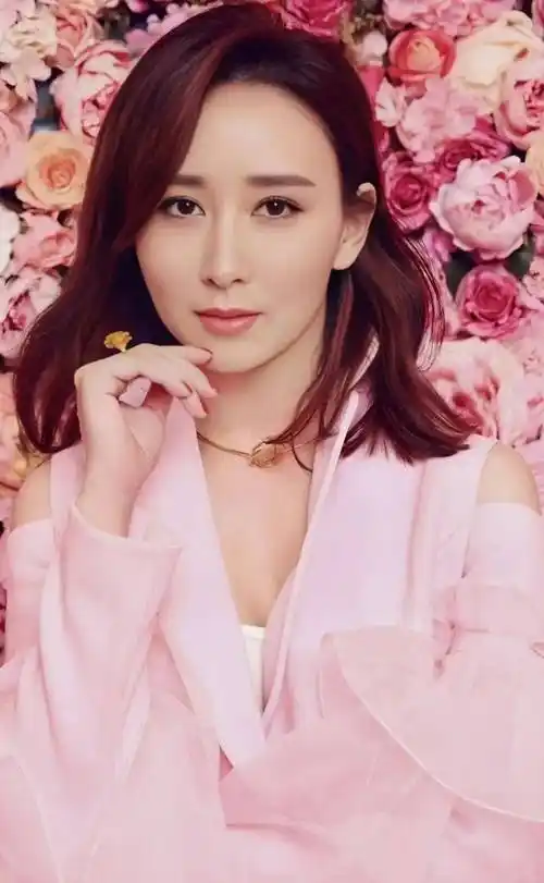 47岁胡静早年旧照曝光,腹部赘肉明显!