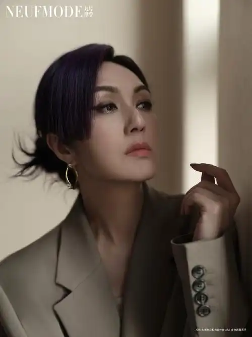 杨千嬅九号摩登封面##杨千嬅天台西装大片