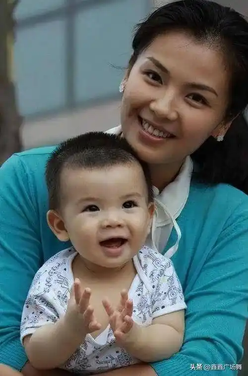 很多人都在关注这个孩子的身世和未来,也在关注刘涛和孩子的关系.