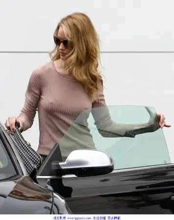 作风也相当大胆,平常出门不但不爱穿内衣,连胸前两点激凸也毫不遮掩