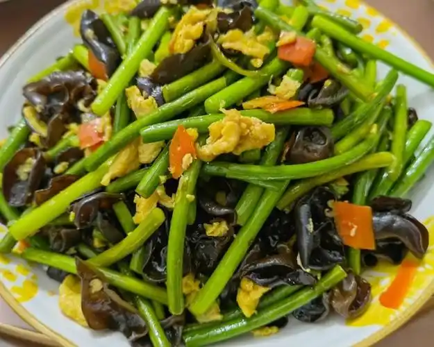 蒜苔木耳炒鸡蛋