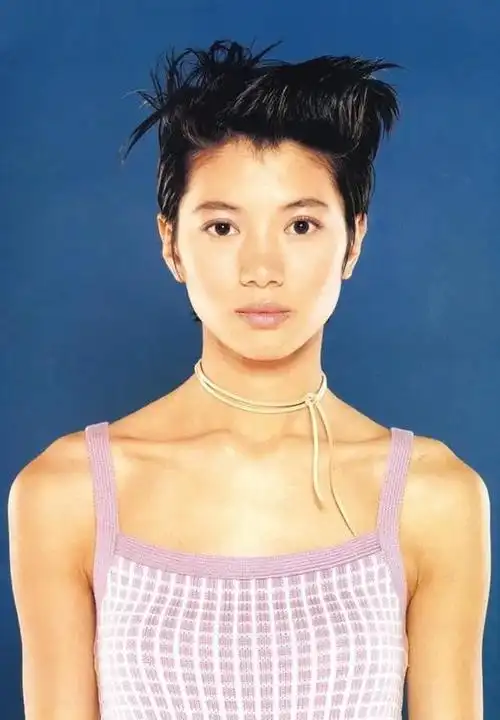 袁咏仪是天之娇女,19岁的袁靓靓参加港姐选美,一举夺得冠军.