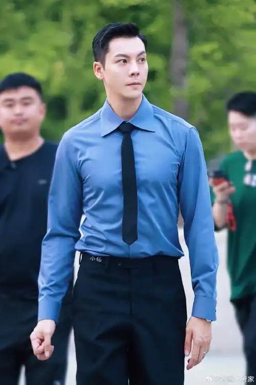 陈伟霆许我耀眼 最新路透  听说老露粉追着佛爷拍,哇哇大喊好帅.