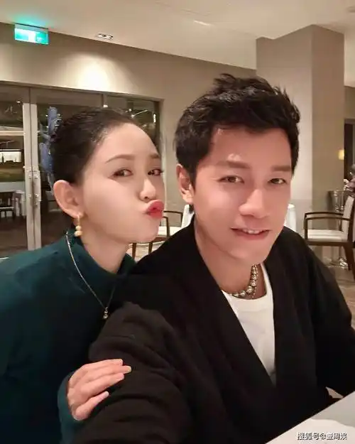 陈乔恩为富二代老公庆生,住温泉别墅享受二人世界,茅台配西餐太尽兴