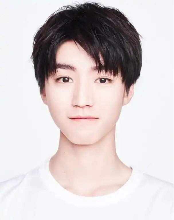 蔡徐坤的证件照忍了王俊凯的证件照也忍了看到他人间小精灵