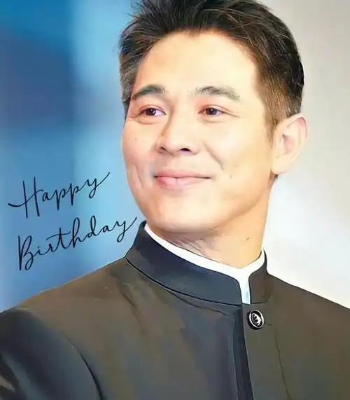 李连杰近照状态好:手拿串珠拜访寺庙,完成三周的静修出关