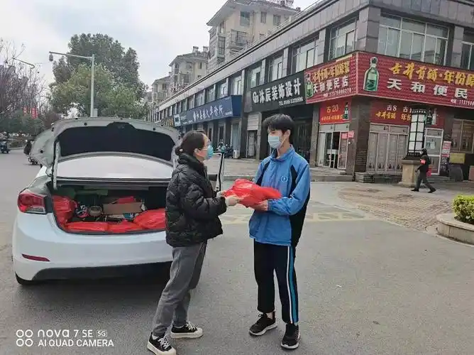 和县三中组织教师为学生送书到家