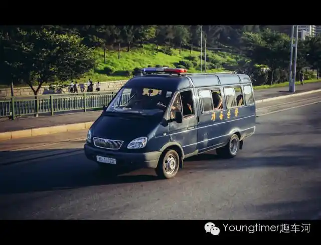 朝鲜为数不多的警车中,苏制车占了一小半嘎斯"瞪羚"是平壤第二常见的