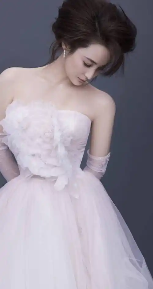 太美了!45岁蒋勤勤婚纱写真美如画,秀小蛮腰展露好身材