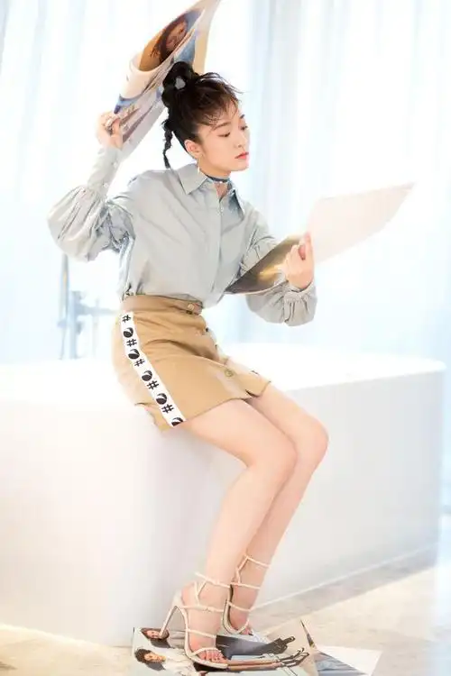 张雪迎身穿白色连身裙搭配细跟高跟鞋这双腿占了她一半的身高