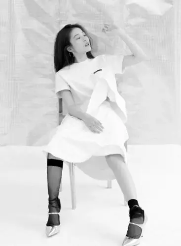 张雪迎裙子这么短,还要蹲下来秀美腿,可看到夹子粉丝都心疼了