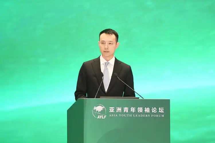 霍启文在论坛上,国家传染病医学中心主任,复旦大学附属华山医院感染科