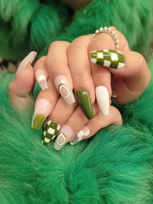 美甲bv绿色棋盘格简单又高级谁做谁好看
