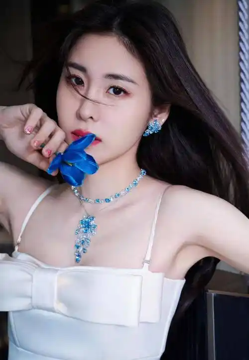 张碧晨一袭唯美的蝴蝶结吊带裙,凸显好身材,婀娜多姿美丽动人_照片