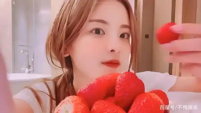 杨超越第一个敢对着镜头打哈欠的女星 为新剧演乞丐太敬业!