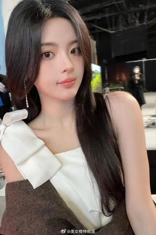 杨超越分享下班四宫格随拍穿紫色毛衣双手捧脸乖巧可爱