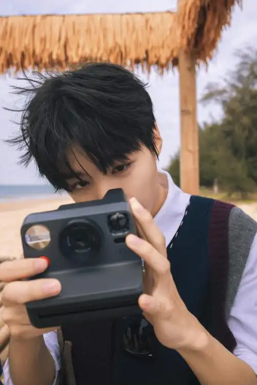 王俊凯超话  时隔三年再看这套女友视角下的海边大片,依旧会被少年感