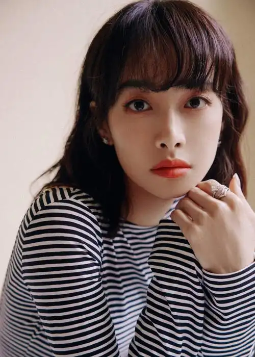 宋茜身穿条纹连衣裙大秀美背 齐刘海卷发好似洋娃娃